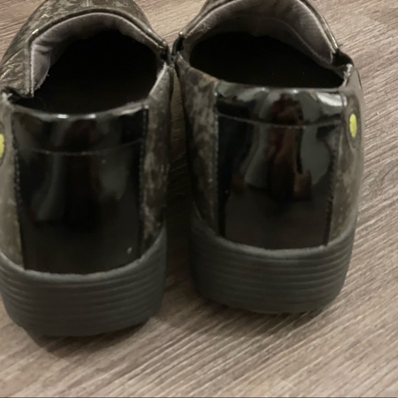 Dansko Work Wonders Size 39 or Women’s Size 8 shoe in Coral Marble Patent Grey. - Picture 3 of 5